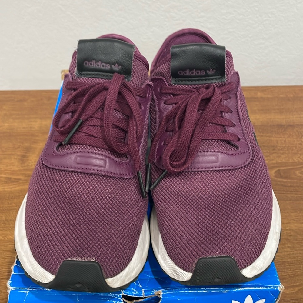 Women’s Adidas in very good and clean condition. Size 9